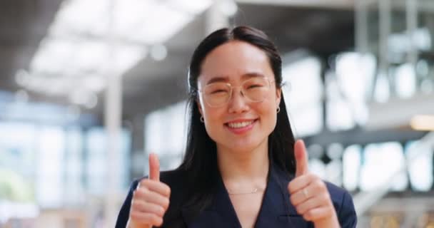 おめでとう よく仕事や勝者のための絵文字のジェスチャーを持つビジネス女性の親指アップ 歩くと顔 合意書 完成し 成功のためのはい手記号と幸せなアジアの従業員の肖像画 — ストック動画