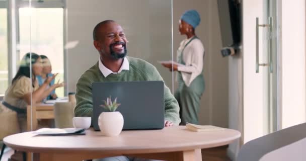 Празднование Ноутбук Профессиональный Черный Человек Офисе Рабочим Достижением Целью Счастливый — стоковое видео