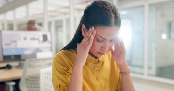 ストレス 精神衛生上の問題や健康上のリスクを持つオフィスで疲れたビジネス女性 不安や燃え尽きた創造的な労働者や片頭痛の種の思考やエラーを持つ従業員 — ストック動画