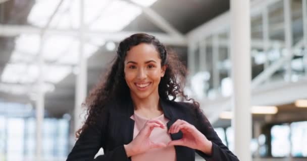 Επιχειρηματίας Χαμόγελο Και Περπάτημα Emoji Καρδιά Για Την Αγάπη Φροντίδα — Αρχείο Βίντεο