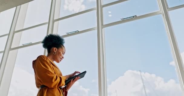 Black Woman Corporate Tablet Typing Technology Professional Digital Marketing Web — Vídeo de Stock