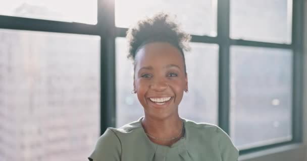 黑人女性 为职业理想 抱负或在工作场所的成功目标而开心 非洲裔美国妇女的画像 幸福地笑着 为工作或在办公室成功而高兴地笑着 — 图库视频影像
