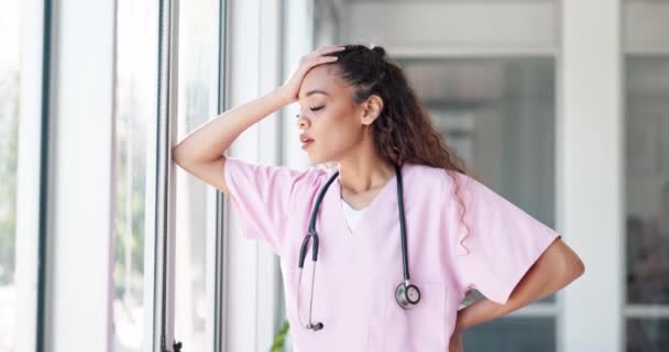女人和压力通过窗户与头痛 疲倦或悲伤在医院的工作场所手牵着手 亚特兰大有焦虑的黑人妇女 医护人员和临床工作中的心理健康问题 — 图库视频影像