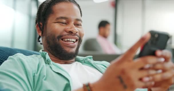 Laugh Happy Mobile Text Black Man Typing Social Media Communication — Vídeo de stock