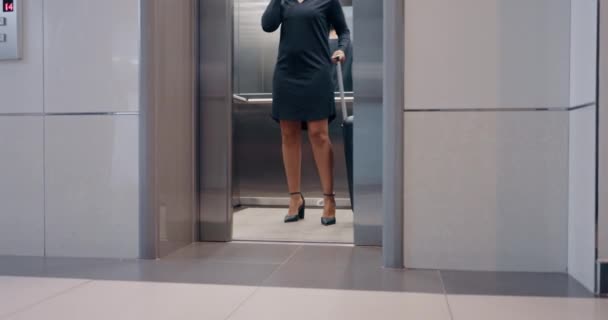 Legs Business Woman Suitcase Elevator Arrive Office Walking Travel Female — Wideo stockowe