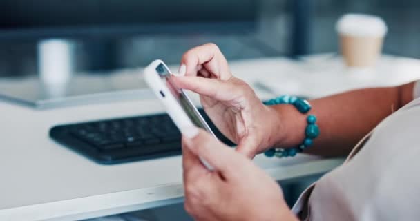 Woman Hands Phone Zoom Office Employee Mobile Desk Working Reading — Vídeo de stock