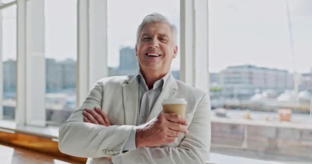Portræt Kaffe Senior Forretningsmand Griner Mens Han Står Ved Vindue – Stock-video