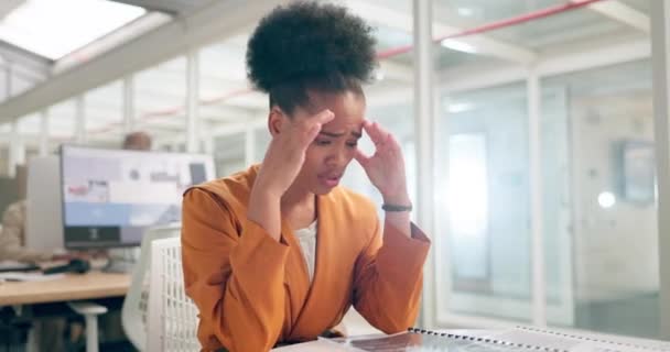 ストレス 過労のビジネス女性は 精神的な健康上のリスクとオフィスで働く時計の時間をチェックします 職場での失敗 問題またはエラーのための疲労 不安や燃え尽き企業の黒人女性 — ストック動画