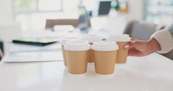 計画または仕事の休憩のための仕事でコーヒー ビジネスおよびビジネスの人々の手 職場で午前中にカプチーノを飲むチームのためのカップとドリンク エネルギーと従業員 — ストック動画