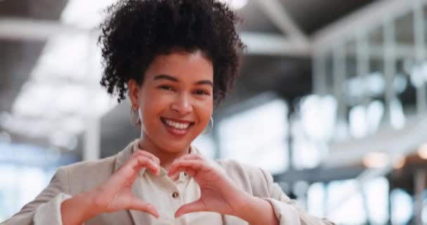 Μαύρη Γυναίκα Καρδιά Πρόσωπο Και Επιχειρηματικό Έρωτα Ευτυχισμένη Εταιρική Καριέρα — Αρχείο Βίντεο