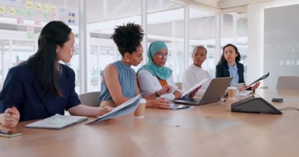 笔记本电脑和商务人士的团队合作 负责计算机和文书工作的妇女规划 合作和小组 讨论办公室销售 广告或营销战略 — 图库视频影像
