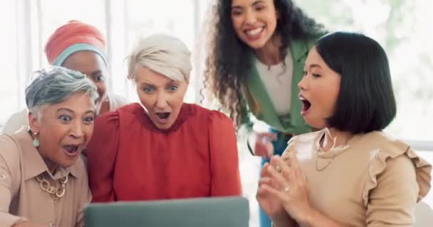 Success Applause Team Laptop Woman Startup Business Email Office Announcement — Vídeo de Stock