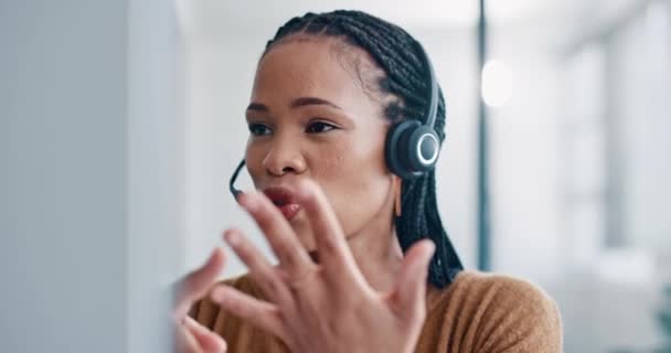 オフィスでの仮想コールで手 コールセンターと黒の女性は Crm ヘルプやアドバイスのためのコンサルティング ハンドサイン 女性と顧客サービスのコンサルタントは テレマーケティングでのローン アドバイスやサービスを説明します — ストック動画