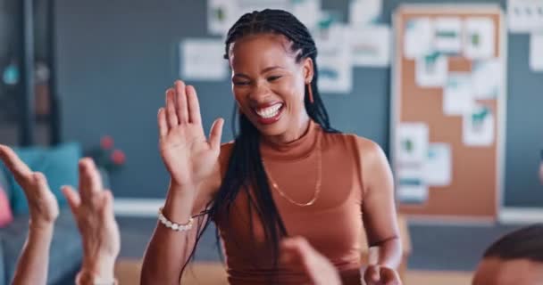 高五和黑人妇女在任职后见面交流思想 规划和策略 员工的协作 伙伴关系和双手鼓掌 欢呼和支持领导力 — 图库视频影像