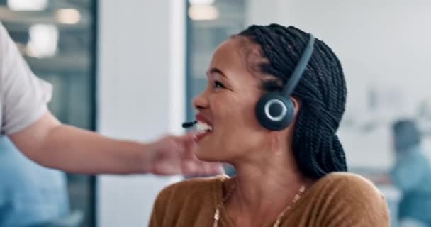 呼叫中心办公室妇女的培训和沟通 对公司员工的工作效率感到满意 专业的客户服务导师带着微笑在工作场所与员工交谈 — 图库视频影像