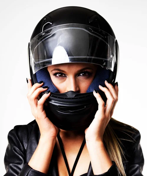 命知らずであっても保護が必要です オートバイのヘルメットを身に着けている素晴らしい若い女性の閉鎖 — ストック写真