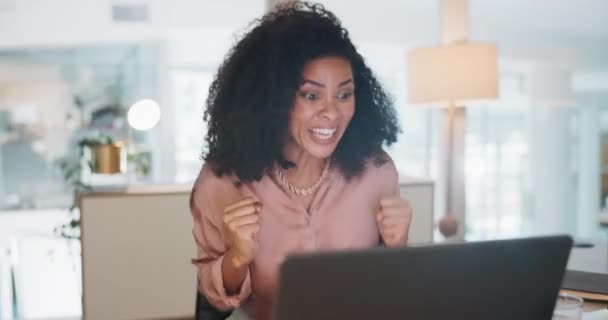 Perayaan Wanita Bahagia Dan Bisnis Kantor Membaca Berita Baik Untuk — Stok Video