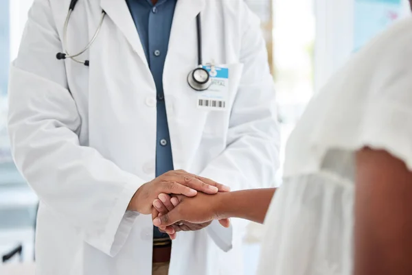患者の手を握って医者を閉じてください アフリカ系アメリカ人の医者は患者に親切にしてくれた 患者ケアサポートを提供する医師 医者と患者が相談に乗って — ストック写真