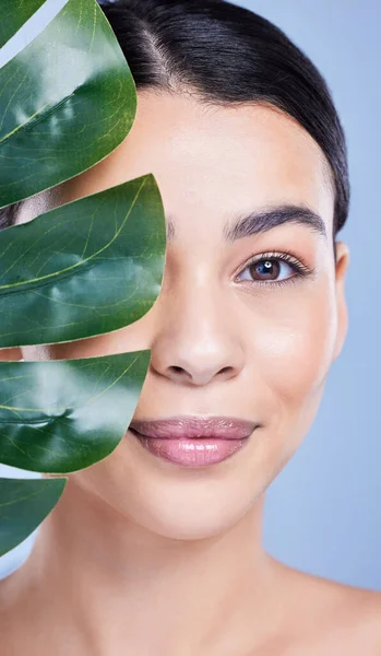 Studio Portrait Beautiful Mixed Race Woman Posing Exotic Leaf Young — Stockfoto