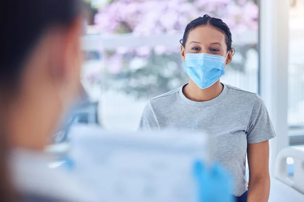 Mixed Race Patient Wearing Mask Consult Doctor Doctor Checking Patients — Stockfoto