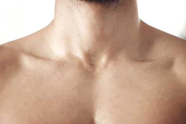 Fechar Homem Raça Mista Topless Apto Com Músculos Peitorais Definidos — Fotografia de Stock