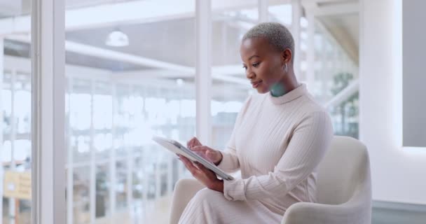 Ψηφιακή Ταμπλέτα Έρευνα Και Μαύρη Γυναίκα Στο Γραφείο Που Διαβάζει — Αρχείο Βίντεο