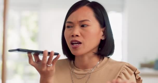 亚洲女人 在办公室里生气的打电话交谈 进行在线商务沟通 给员工带来压力和焦虑 沮丧的女性 智能手机电话 因网络冲突而烦恼 — 图库视频影像