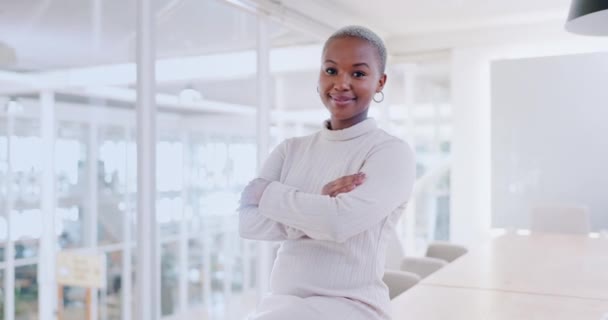 面容和黑人女性在办公大楼的商业管理 领导能力和远见 微笑和激励的形象 双臂交叉 以及创业机构中的年轻职业女性 — 图库视频影像