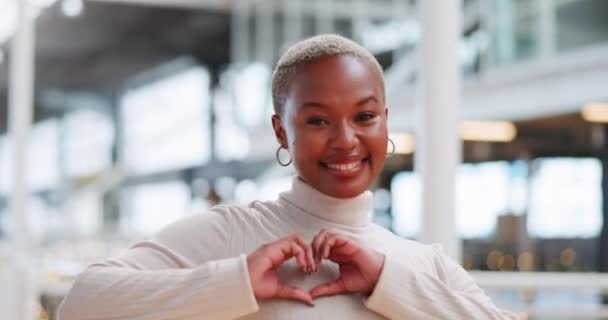 Face Heart Walking Business Black Woman Her Office Feeling Happy — Stockvideo
