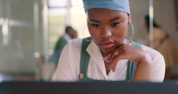 笔记本电脑 办公室和脸上的黑人女性阅读对社交媒体 客户体验或电子商务网站的反馈评论 在线调查数据分析 信息和营销员工分析 — 图库视频影像