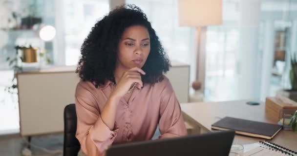 企業戦略を企画するオフィスのノートパソコン上の思考 研究やビジネスの女性 コンピュータに関するプロジェクト レポート または提案に取り組むアイデア およびプロの女性従業員 — ストック動画