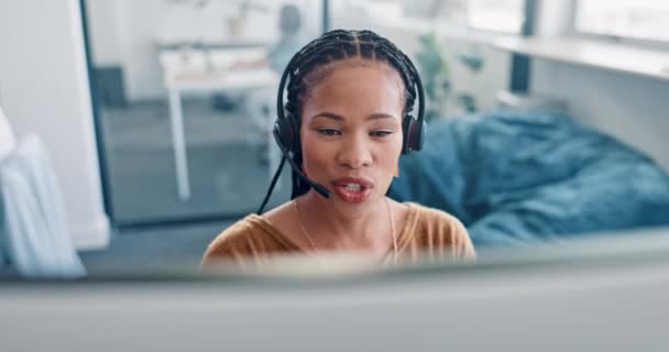 呼叫中心 Crm和女性顾问在办公室为电话营销 关于我们和客户服务 客户支持 咨询和专业 年轻和黑人妇女与友好的微笑 — 图库视频影像