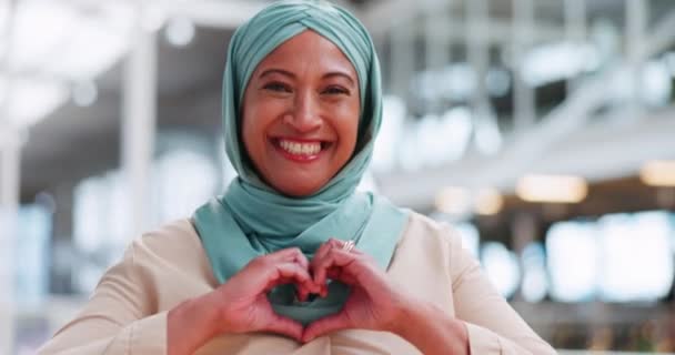 Face Hands Heart Muslim Businesswoman Walking Her Office While Happy — Stockvideo
