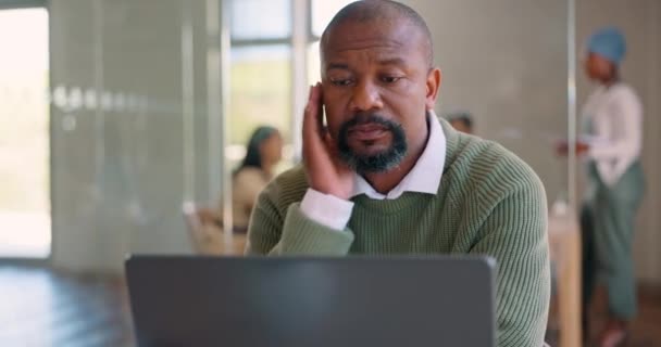 Office Laptop Reading Businessman Bored Review Finance Portfolio Investment Stock — Vídeo de stock