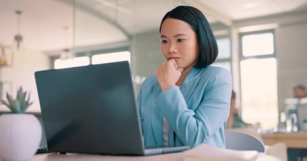 Laptop Thinking Business Woman Typing Review Financial Portfolio Stock Market — Stockvideo