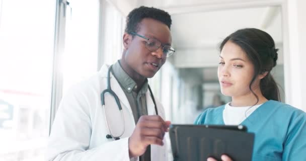 Healthcare Team Discussion Tablet Doctor Nurse Talking Medicine Research Black — Stockvideo