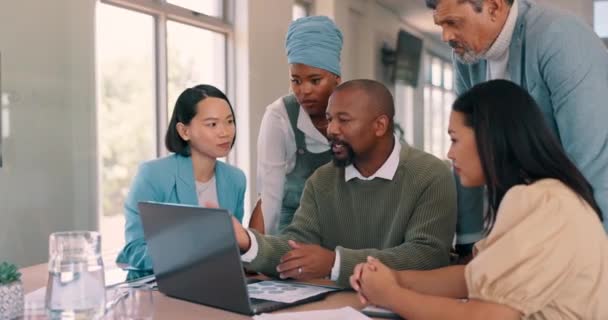 Laptop Team Business Meeting Mentor Explain Review Financial Portfolio Stock — Video