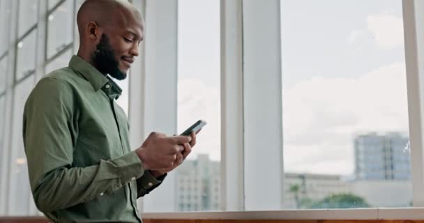 Typing Smartphone Business Black Man Window Communication Chat Success Online — Vídeo de stock