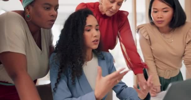 Business Laptop Woman Talking Team Explain Planning Digital Marketing Online — Stok video