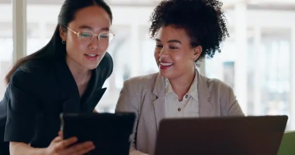 通过平板电脑与企业 妇女和员工交谈 解释流程和系统更新 亚洲女性 经理和顾问讨论 数字营销和竞选日程的在线规划 — 图库视频影像