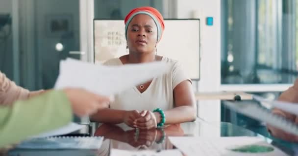 开会和经商的黑人妇女疼痛 压力或焦虑 想到文件复习 在繁忙的办公室会议 文书工作和团队合作中疲惫不堪 疲倦或沮丧的工人或雇员 — 图库视频影像