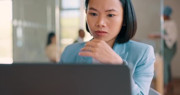 Office Laptop Thinking Business Woman Review Financial Portfolio Stock Market — Vídeo de Stock