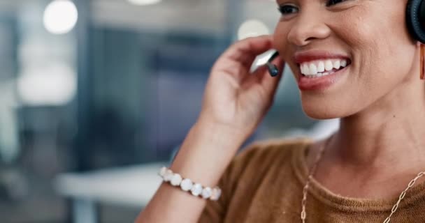 オフィスで働く幸せなエージェントに笑顔でコールセンター 黒人女性と顧客サービス カスタマーサポート 女性とテレマーケティング ヘルプとバーチャル サービス コンサルティングのお問い合わせ — ストック動画