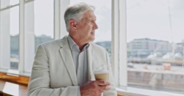 Кофе Окно Мысли Старшим Бизнесменом Стоящим Скрещенными Руками Офисе Видом — стоковое видео