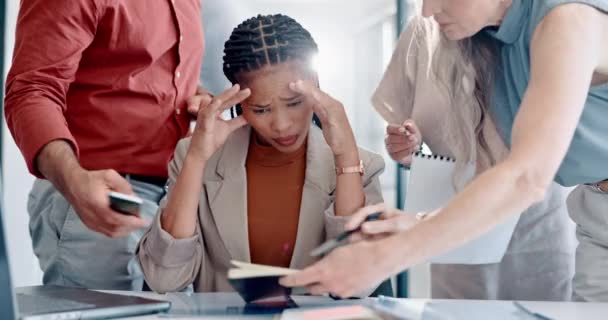 商业女性多重任务的工作压力 超负荷工作和头疼 负责任和精神健康 有员工和文件证明精疲力竭 沮丧或截止日期 — 图库视频影像