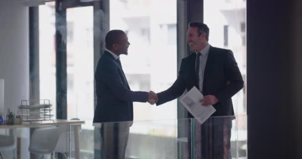 企業B2B 合併とコラボレーションのために握手ビジネスの人々の取引 企業と信頼 職場での異人種間の握手 パートナーシップ コミュニケーション — ストック動画