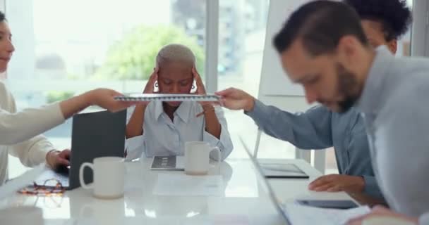 Стресс Головная Боль Профессиональная Черная Женщина Встрече Своей Командой Конференц — стоковое видео