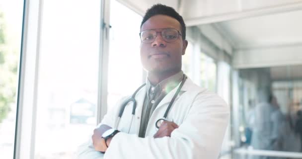 黑人男子 黑人脸或黑人医生的胳膊交叉在医院与外科手术的想法 人寿保险的愿景或医疗健康的目标 托拉斯创新中的肖像 医疗工作者或思维医学工作者 — 图库视频影像