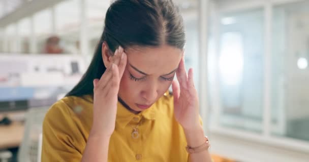 Πονοκέφαλος Σκέψη Και Κουρασμένη Επιχειρηματίας Πόνο Στο Γραφείο Πρόβλημα Ψυχικής — Αρχείο Βίντεο