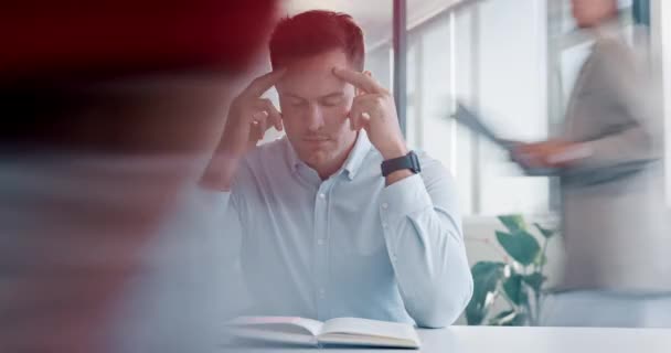 ストレス 過労とビジネスマンのマルチタスク監査 スケジュールとコンプライアンスと頭痛 説明責任 従業員とノートブックでの精神的な健康 不満と期限 — ストック動画